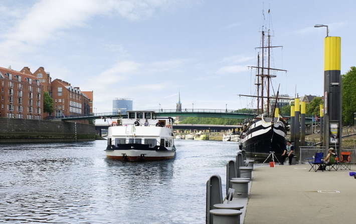 Schiff bei Hafenrundfahrt auf der Weser