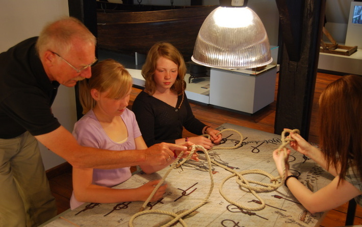 Schiffahrtsmuseum, Kinder beim Erlernen von Seemannsknoten