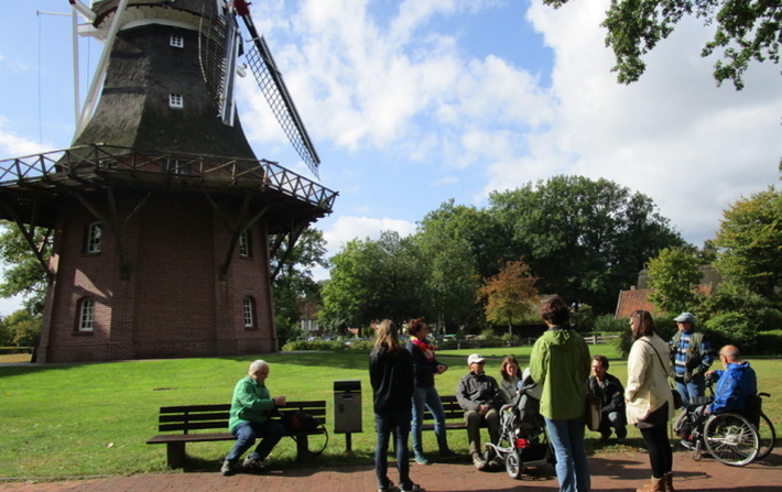 Besucher vor der Mühle im Kurzpark Bad Zwischenahn