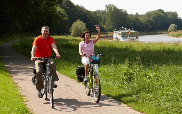 Radfahrer auf dem Weser-Radweg