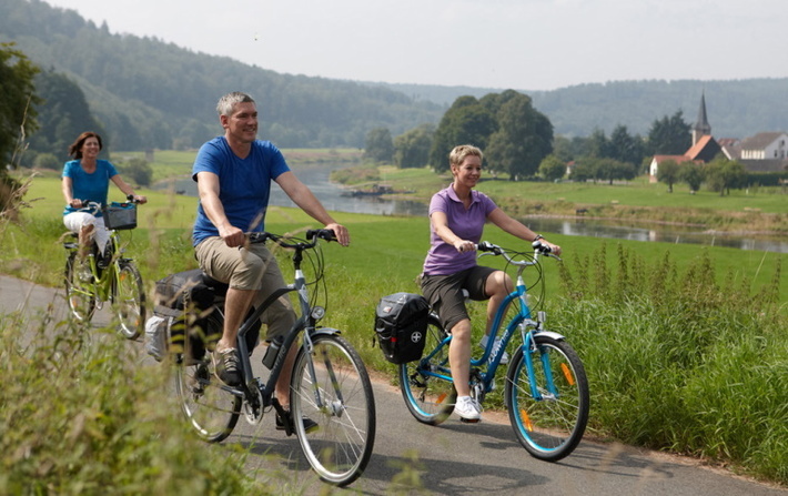 Radfahrer auf dem Weser-Radweg