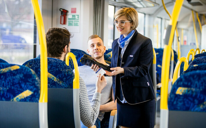 Ab dem Fahrplanwechsel 2021 werden mehr Kundenbetreuer*innen in den Zügen des RE 14 "Emscher-Münsterland-Express" unterwegs sein.