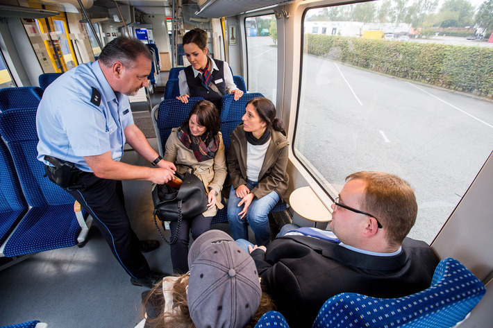Die NordWestBahn ist in einem regelmäßigen Austausch mit den Ordnungsbehörden, um zusammen Präventionsmaßnahmen zu entwickeln, abzustimmen und umzusetzen.