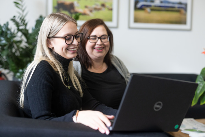 Zwei weibliche Auszubildende lernen gemeinsam am Laptop.
