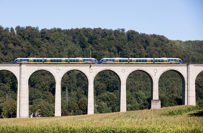 Blickfang: Das Eisenbahnviadukt in Altenbeken und ein Zug der NordWestBahn. Draufklicken und noch mehr erfahren. 