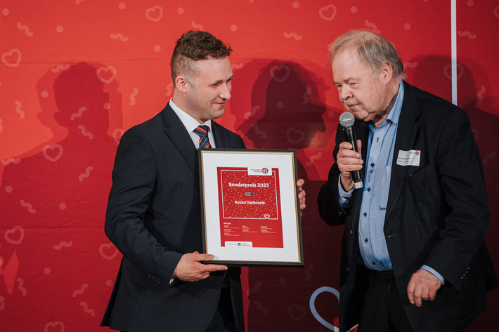 Robert Gottschalk nimmt seine Urkunde für den Sonderpreis beim Wettbewerb „Eisenbahner mit Herz 2023“ auf der Gala in Berlin entgegen. 