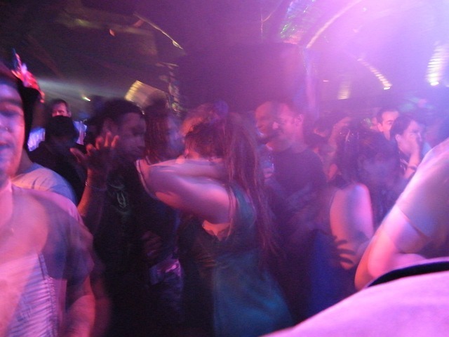 Menschen im Club am Tanzen