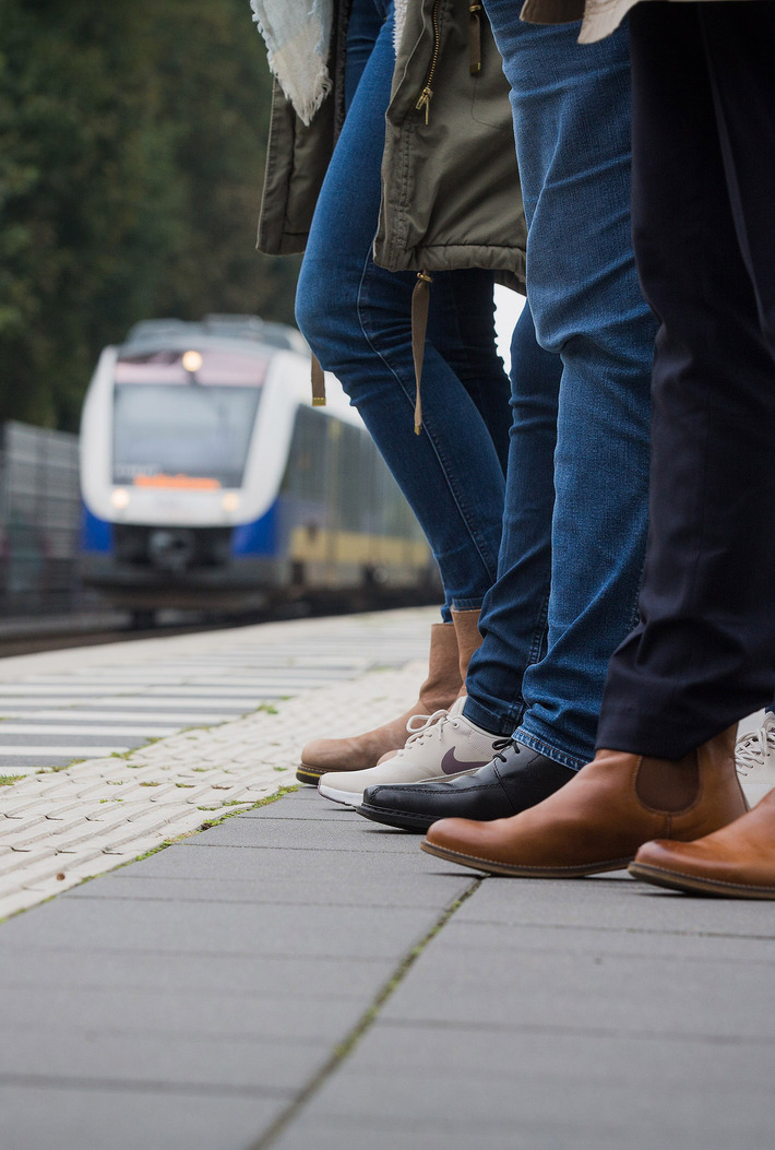 Die weiße Linie auf dem Bahnsteig markiert den Sicherheitsabstand zum Gleis.