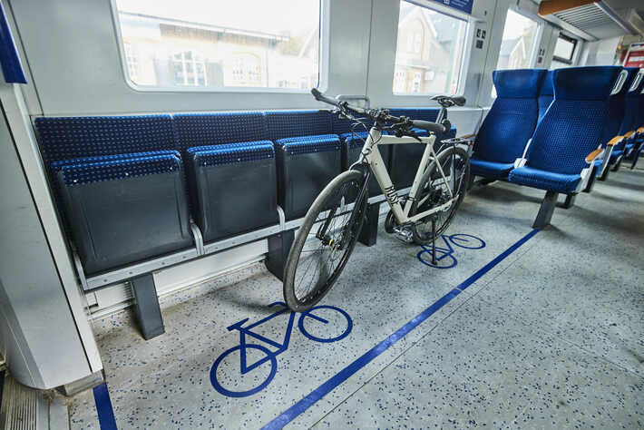 Die Mehrzweckbereiche in den Zügen der NordWestBahn bieten Platz für bis zu acht Fahrrädern. 