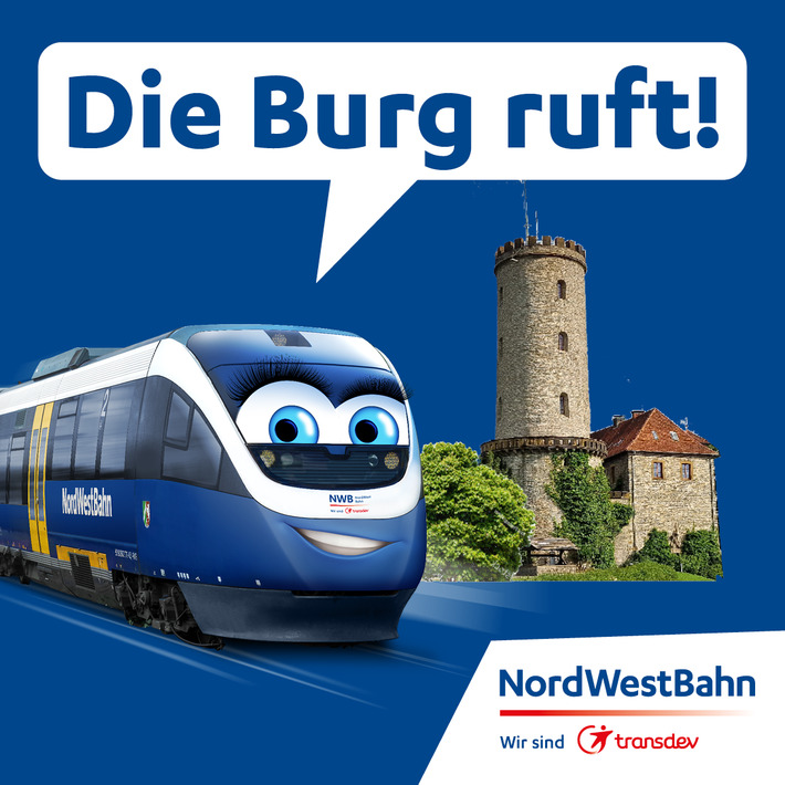 Die Sparrenburg in Bielefeld. Ein Zug der Nordwestbahn fährt daran vorbei.