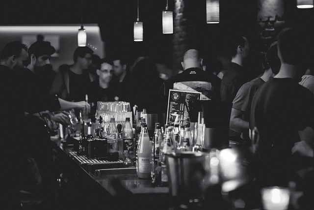 Schwarz-weiß Bild einer Bar