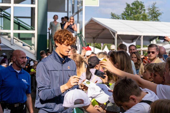 Jannik Sinner gibt Autogramme