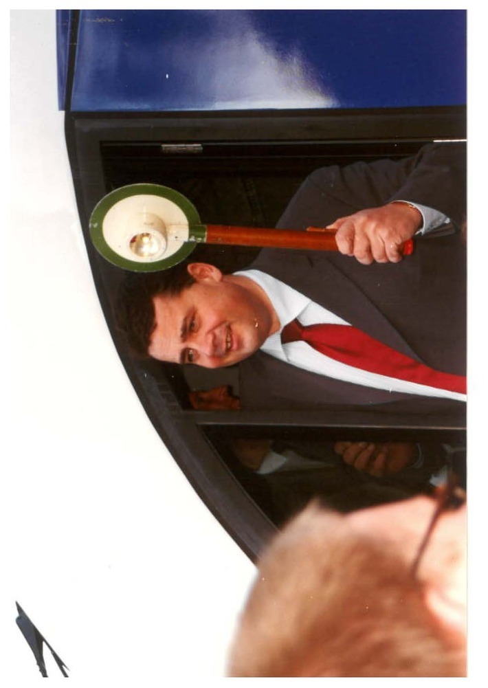 Der ehemalige Ministerpräsident Sigmar Gabriel hat am 5. November 2000 die Kelle geschwungen und den Start der NordWestBahn besiegelt.  