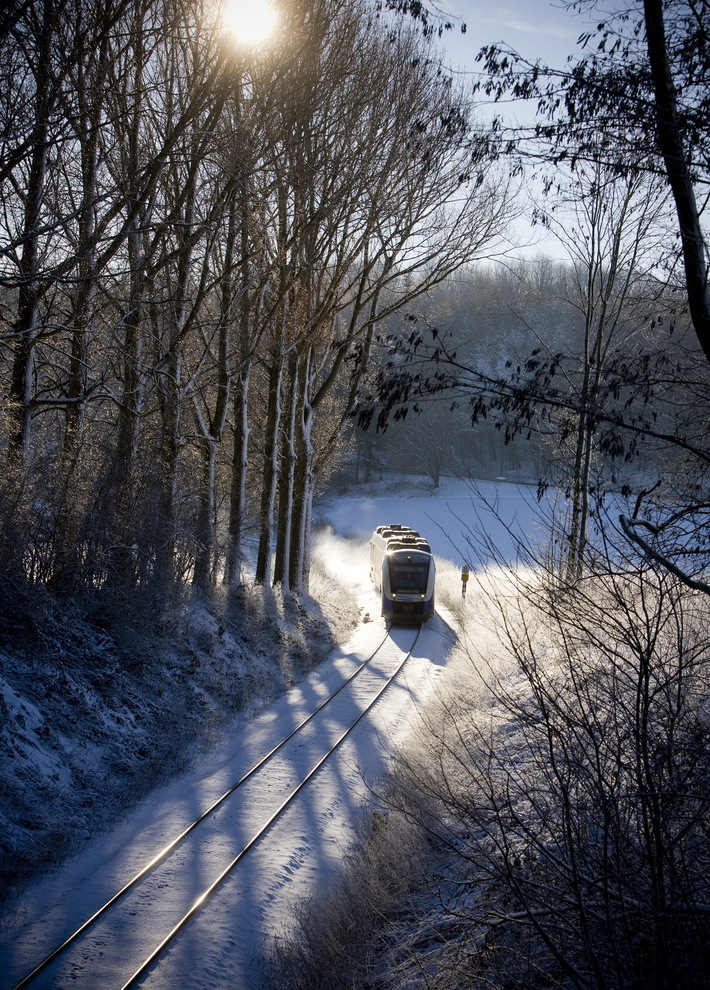 Die neuen LINT-Züge wurden von den Fahrgästen wohlwollend angenommen. Hier fährt einer durch die malersiche Landschaft im Weser-Ems Netz.
