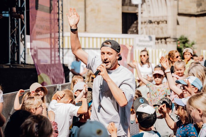 Die Osnabrücker Maiwoche 2026 erleben mit der NordWestBahn!