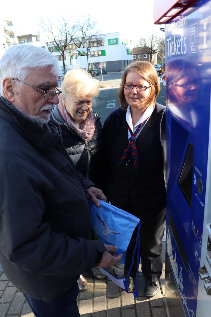 Birgit Schigiel zeigt den Senioren, wie der Fahrkartenautomat funktioniert.