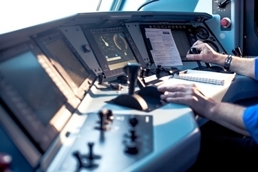 Triebfahrzeugführer am Cockpit
