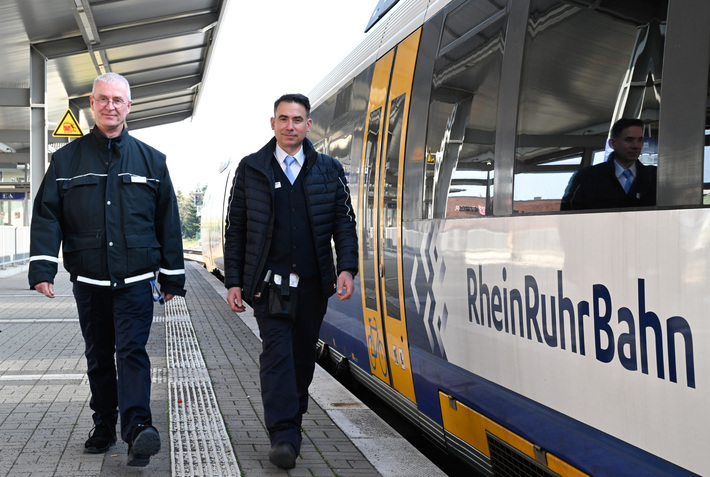 Andreas Immekeppel und Sebastian Rösner (v. l. n. r.) freuen sich über die Auszeichnung zum Eisenbahner mit Herz, © Allianz pro Schiene / Bildschön GmbH