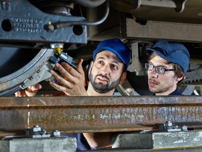 Werkstattmitarbeiter bei der Arbeit