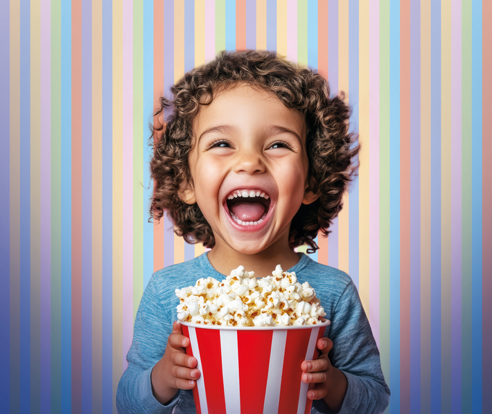 Kind mit Popcorn