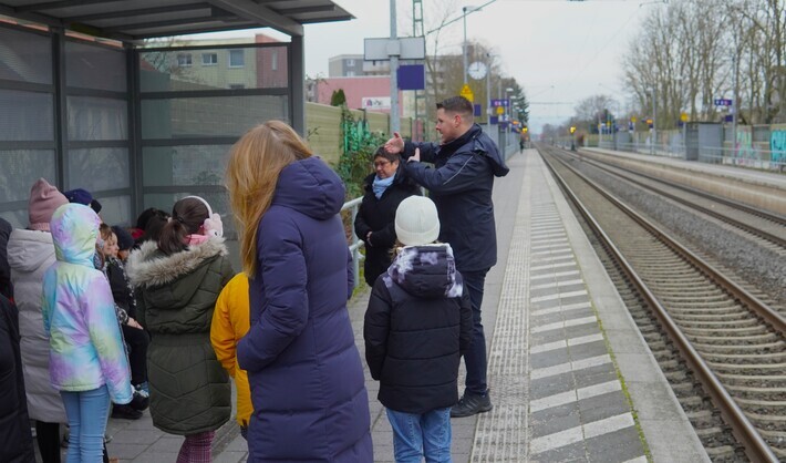 Schüler am Bahnsteig