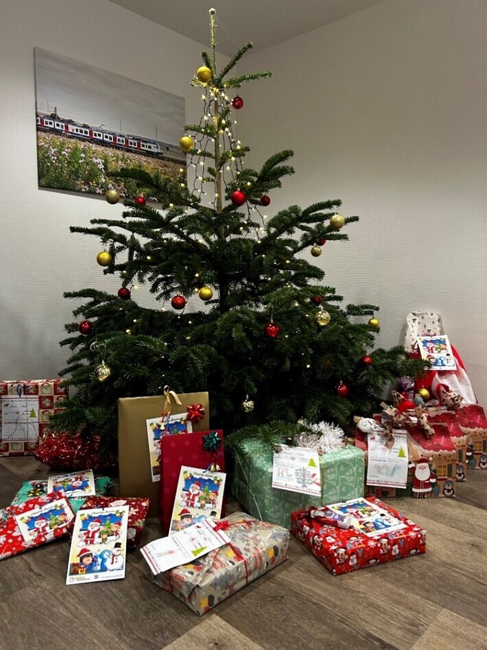 Weihnachtsbaum mit Geschenken