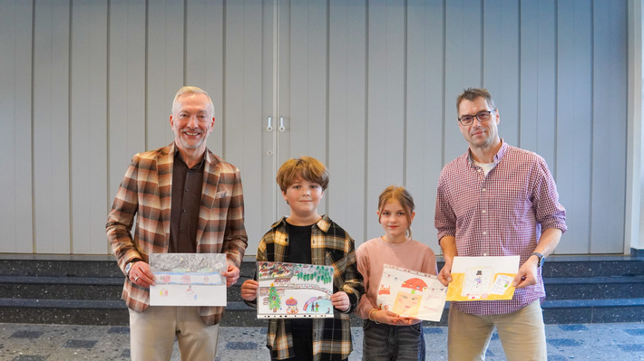 Gruppenbild mit Bürgermeister, Gewinnerkindern und Schulleiter in einer Reihe.