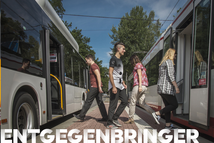 Du bringst Fahrgästen Aufmerksamkeit entgegen