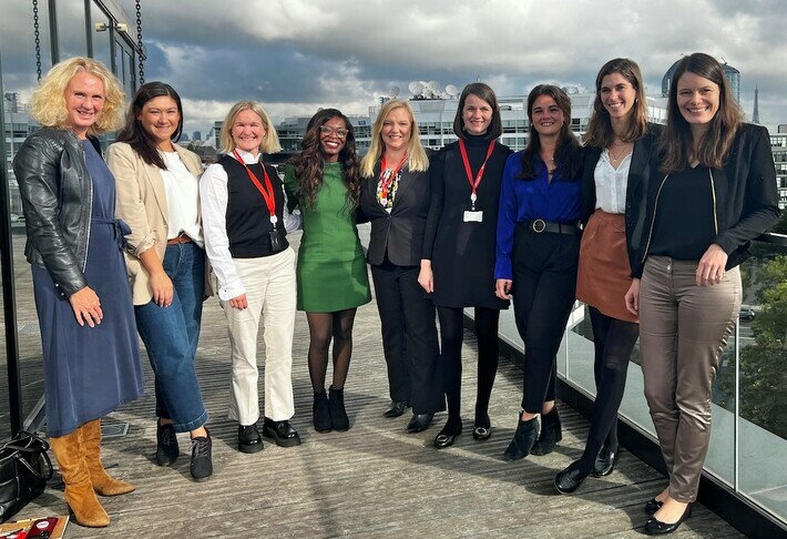 Weibliche Führungskräfte: Bei der Kick-Off Veranstaltung zum Mentoring Programm trafen in der Pariser Transdev-Zentrale die neun Frauen aus aller Welt zum ersten Mal aufeinander.