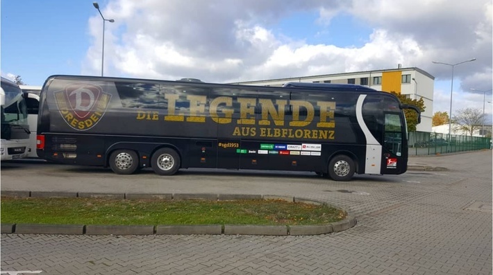 Mannschaftsbus des Fußballvereins Dynamo Dresden