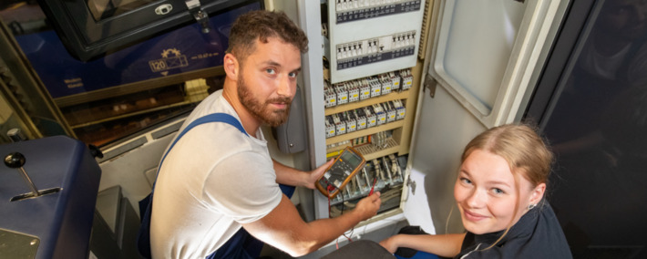 Zwei Techniker*innen überprüfen etwas