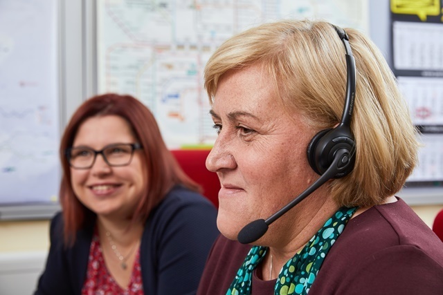 Mitarbeiterinnen im Transdev-Kundenservice telefonieren mit Kunden und beantworten Rückfragen