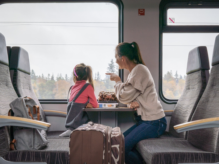 Mutter und Tochter in BRB Zug