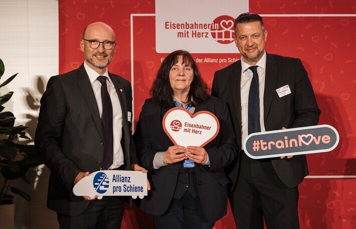 Auf der Gala in Potsdam gratulierten Jan Kleinwechter, Geschäftsführer für die Mitteldeutsche Regiobahn (links) und Christian Kleinenhammann, COO, Arbeitsdirektor und Sprecher der Geschäftsführung der Transdev GmbH (rechts), der Eisenbahnerin mit Herz Simone Hübert. Foto: Sascha Hilgers / Allianz pro Schiene