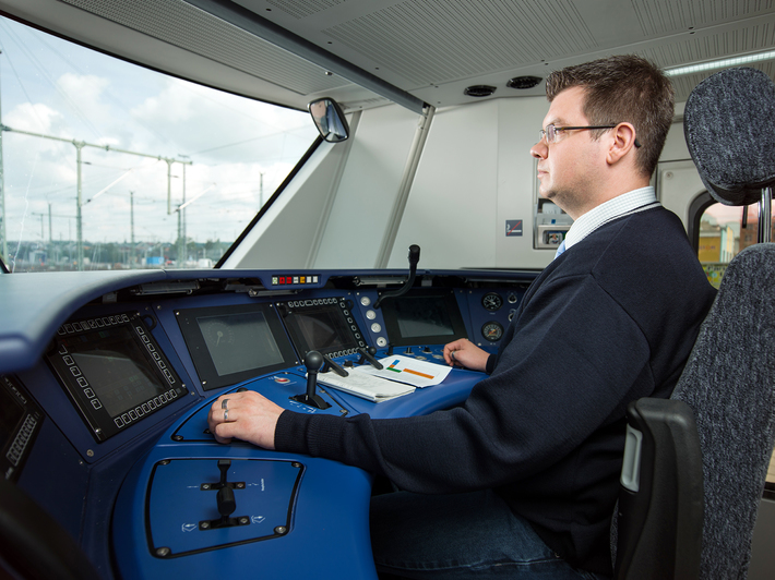 Triebfahrzeugführer am Cockpit