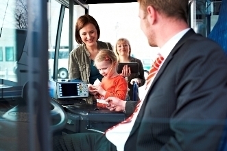 Busfahrer mit Fahrgästen