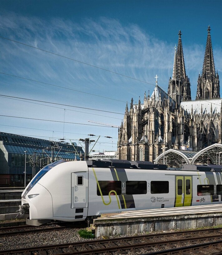 Zug am Bahnhof in Köln