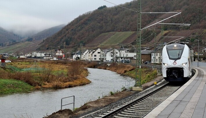 Linie RB 32 im Ahrtal 