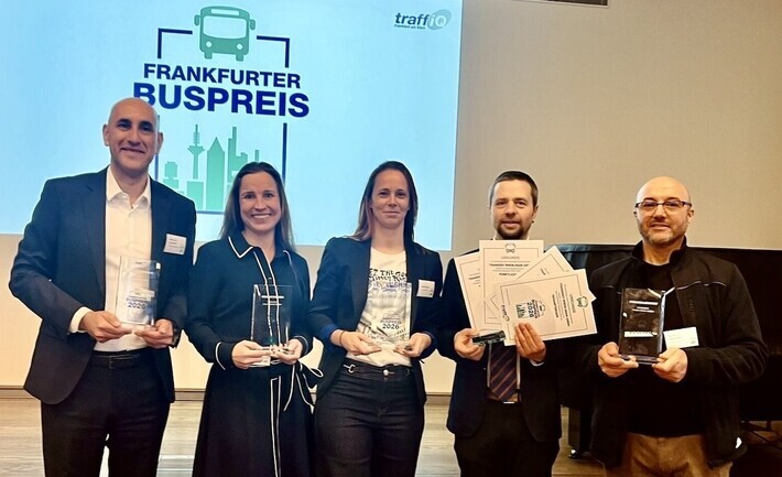 Das Team von Transdev Rhein-Main bei der Übernahme der Auszeichnung