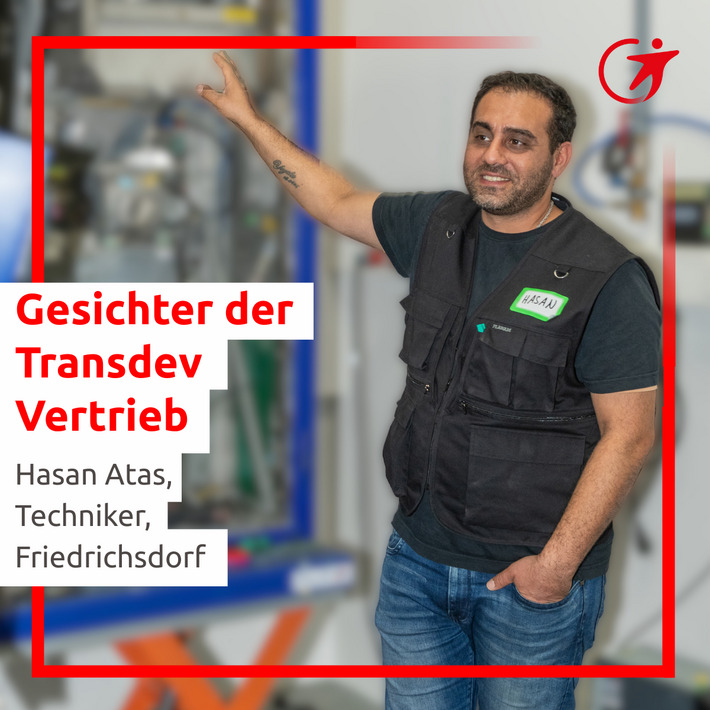 Hasan zeigt an einem kaputten Automaten verschiedene Komponenten