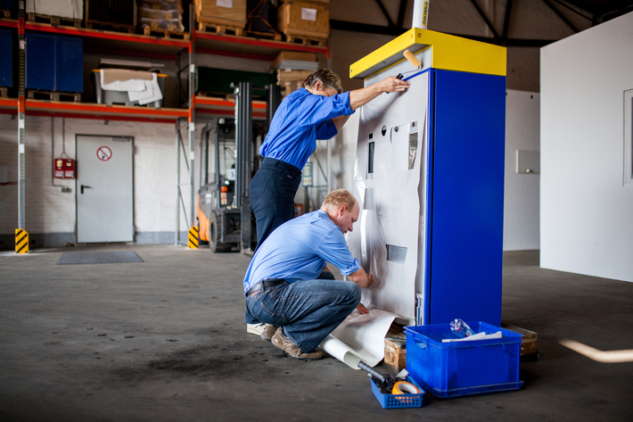 Ticketautomat wird in der Werkstatt inspiziert
