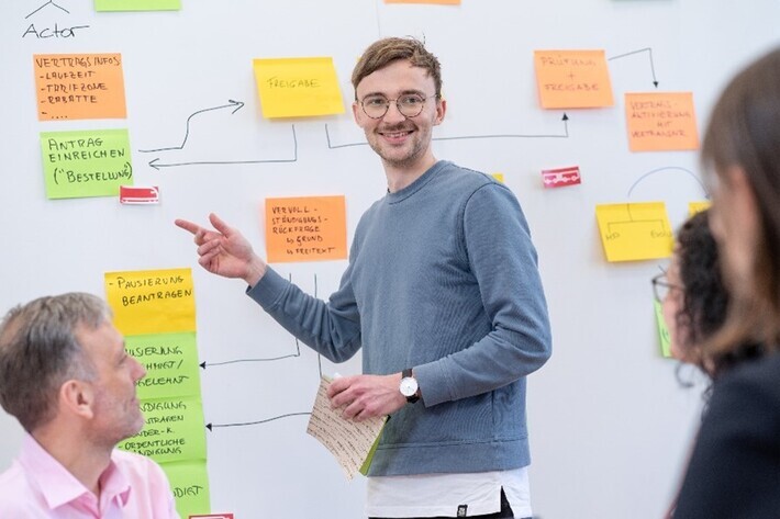 Mitarbeiter zeigt Strategieplan