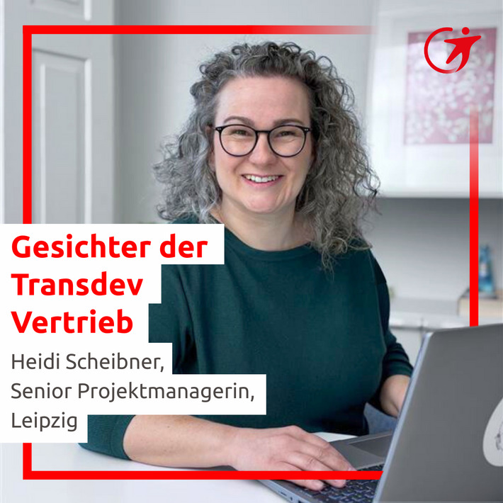 Heidi in einem Besprechungsraum