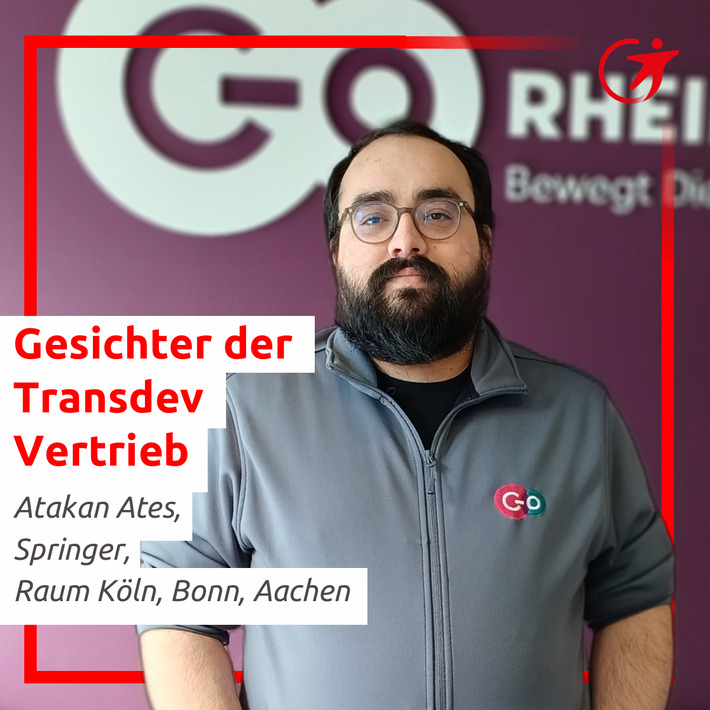 Atakan vor dem Go.Rheinland-Logo in der Verkaufsstelle