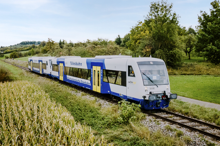 Zwei RegioShuttles der Tälesbahn unterwegs auf der Strecke, umgeben von grüner Landschaft