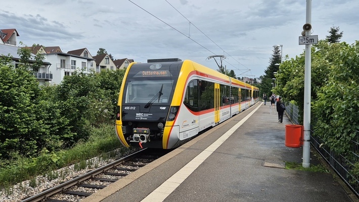 Fahrzeug des Typs Nexio der Schönbuchbahn bei der Abfahrt vom Bahnsteig