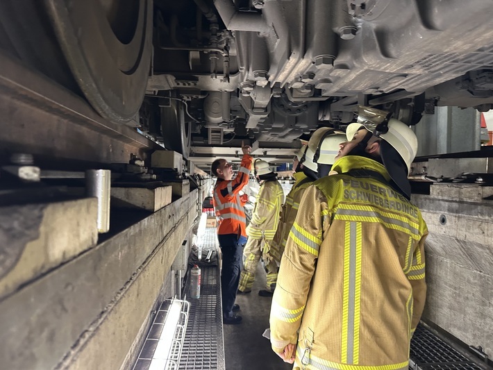 Die Feuerwehrleute bekommen einen Einblick unter das Fahrzeug