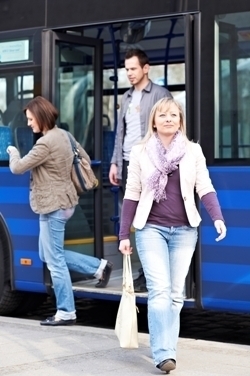 WerraBus Fahrgäste beim Aussteigen